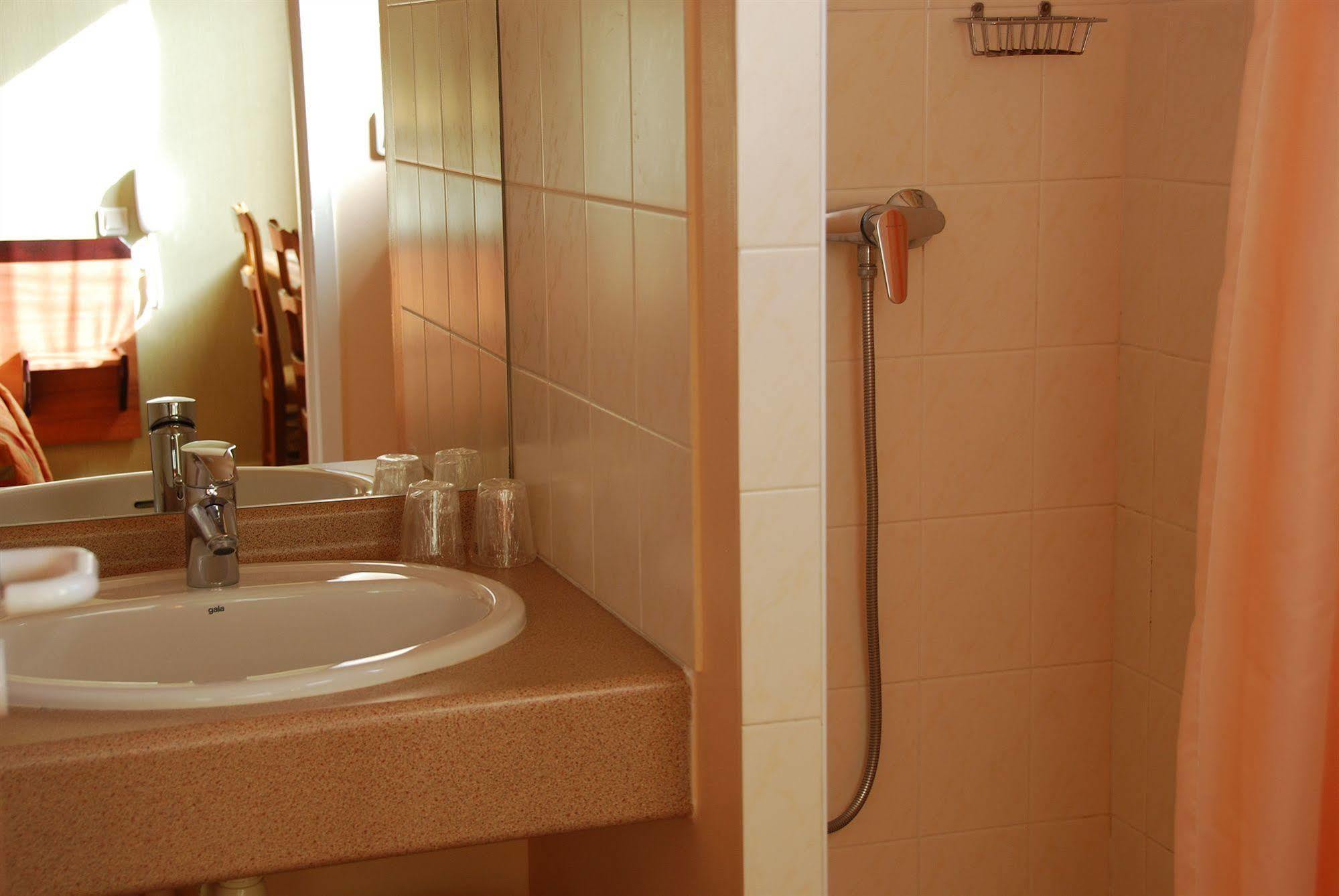 Logis Hotel Bellevue بيسين سور جارْتومْبْ المظهر الخارجي الصورة